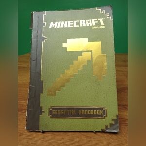 MINECRAFT ESSENTIAL HANDBOOK MOJANG 2013 USED PAPERBACK